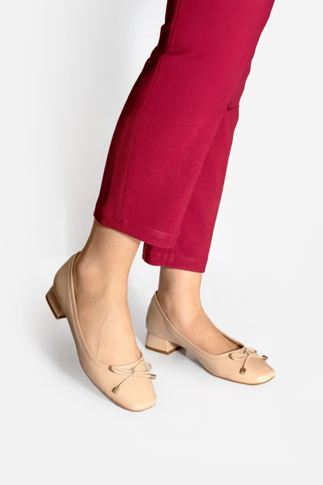 Scarpin em Couro com Salto Baixo Amêndoa Scarpin em Couro com Salto Baixo Amêndoa