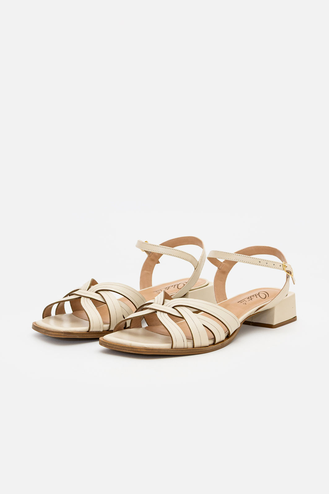 Sandália em Couro com Tiras Delicadas Off White Sandália em Couro com Tiras Delicadas Off White