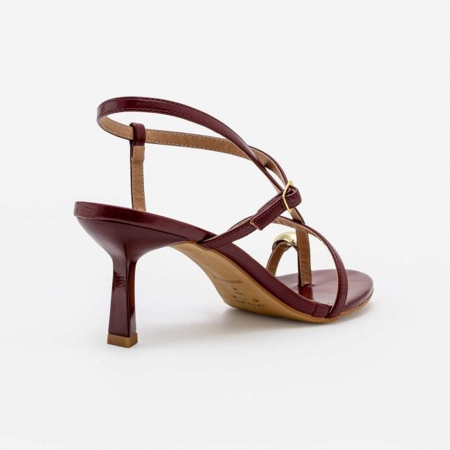 Sandália Moderna com Dedão e Esfera Dourada Bordô Sandália Moderna com Dedão e Esfera Dourada Bordô