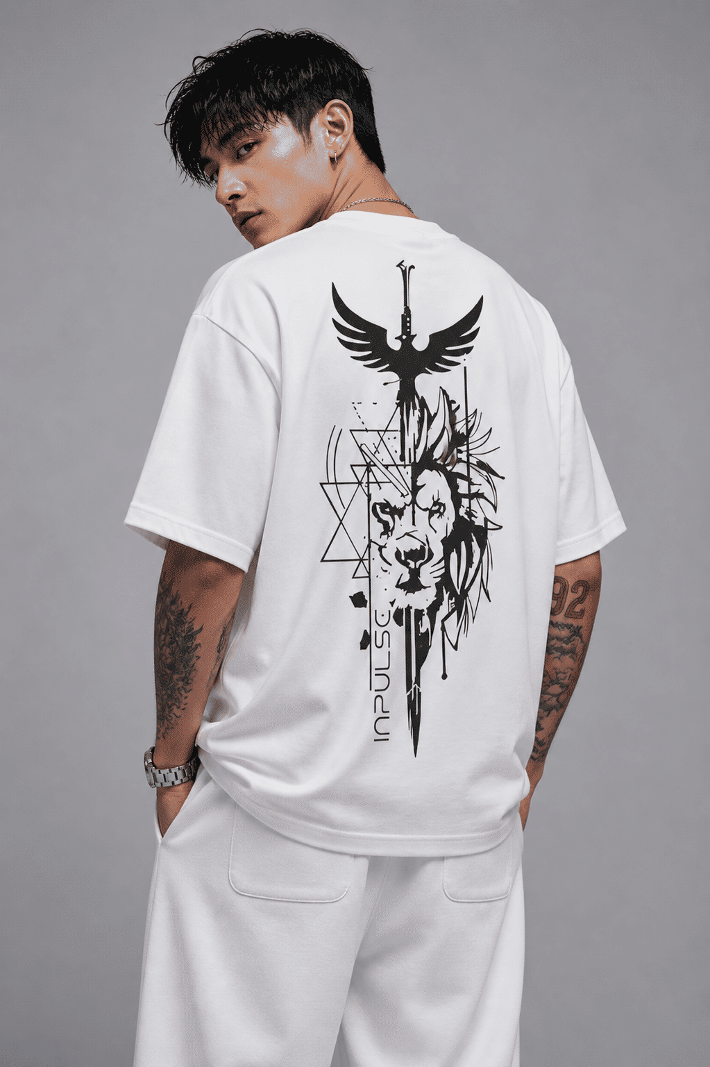 Camiseta Oversized Estampada Lyon Sword Camiseta Oversized Estampada Lyon Sword