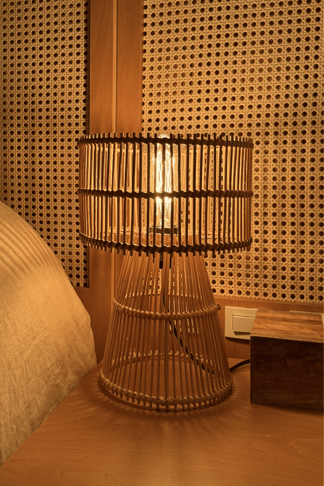 Lâmpada Incandescente - Luz Natural ST64 - 110V Lâmpada Incandescente - Luz Natural ST64 - 110V