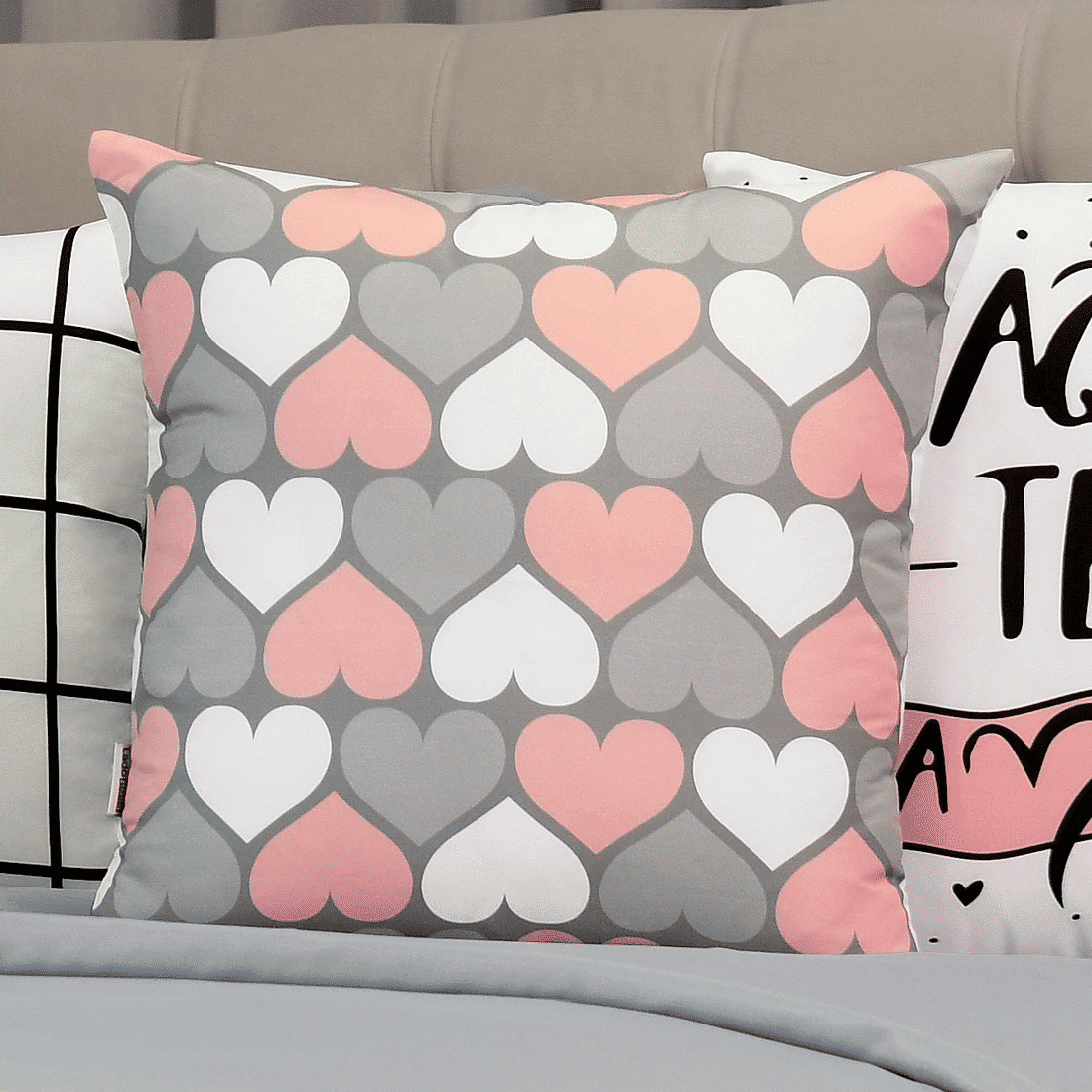 Kit: 4 Capas de Almofada Decorativas Aqui Tem Amor Kit: 4 Capas de Almofada Decorativas Aqui Tem Amor