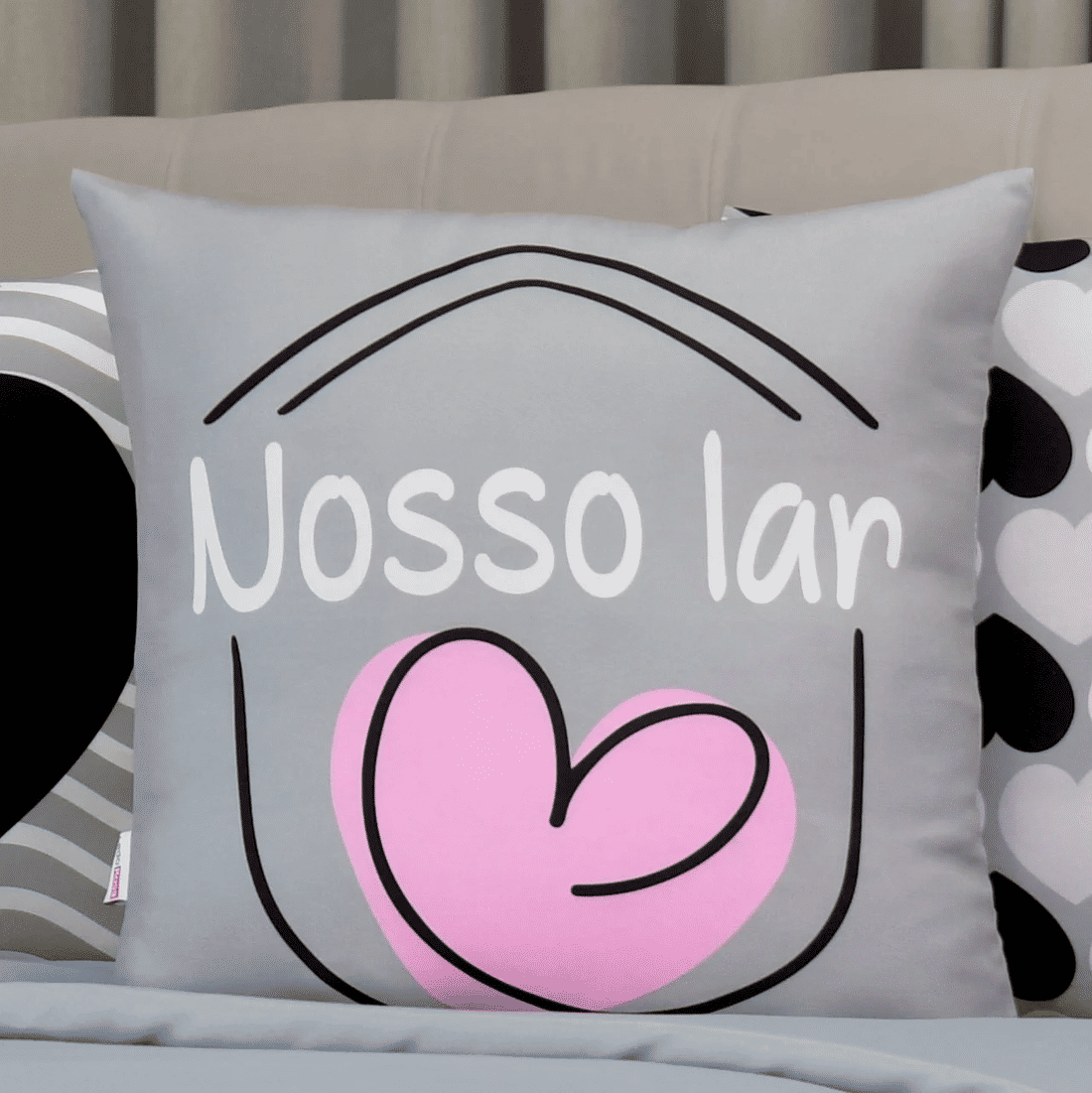 Kit: 4 Capas de Almofada Decorativas Amor Nosso Lar Cinza Kit: 4 Capas de Almofada Decorativas Amor Nosso Lar Cinza