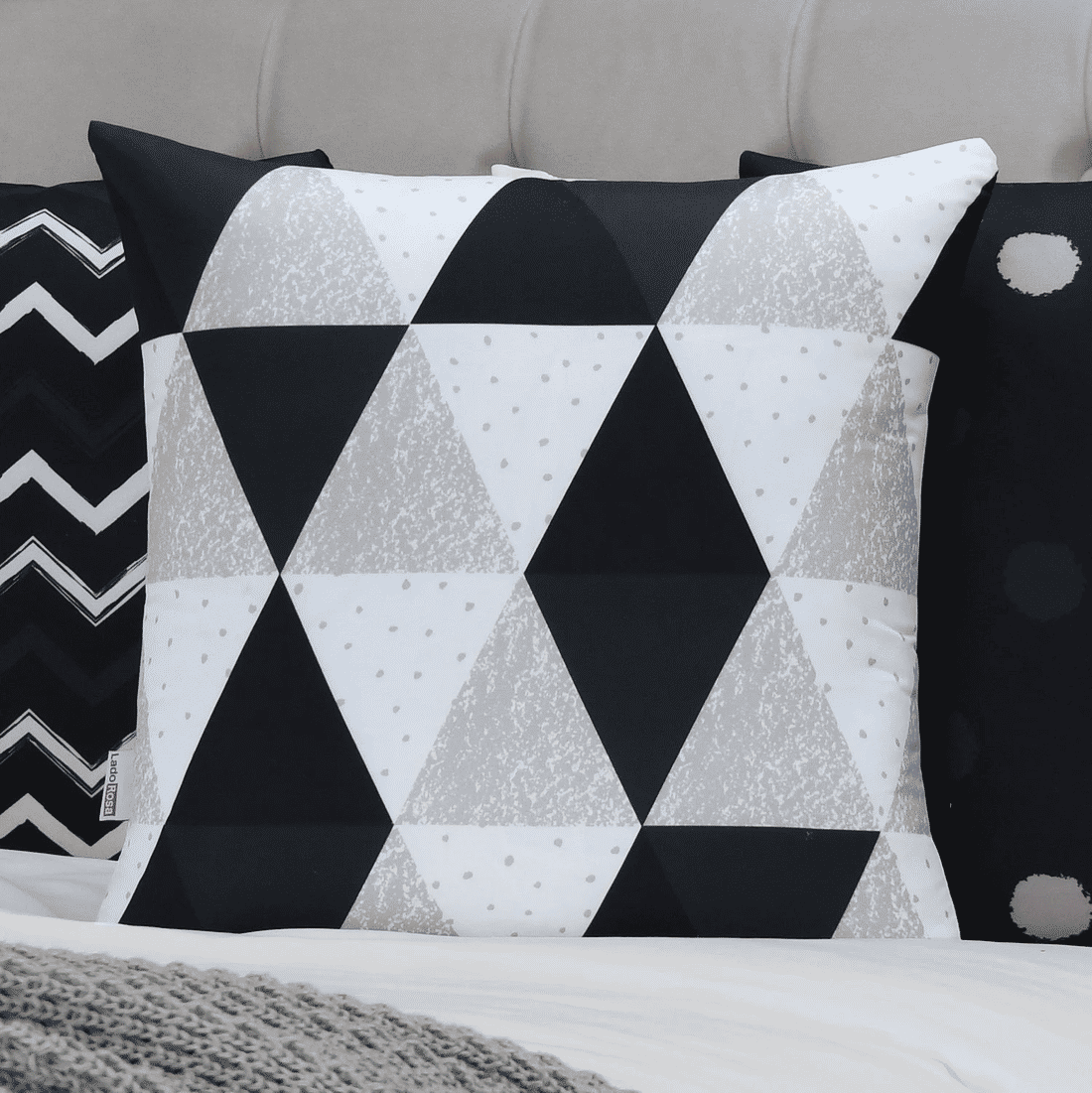 Kit: 4 Capas de Almofada Decorativas Glamour Black Kit: 4 Capas de Almofada Decorativas Glamour Black