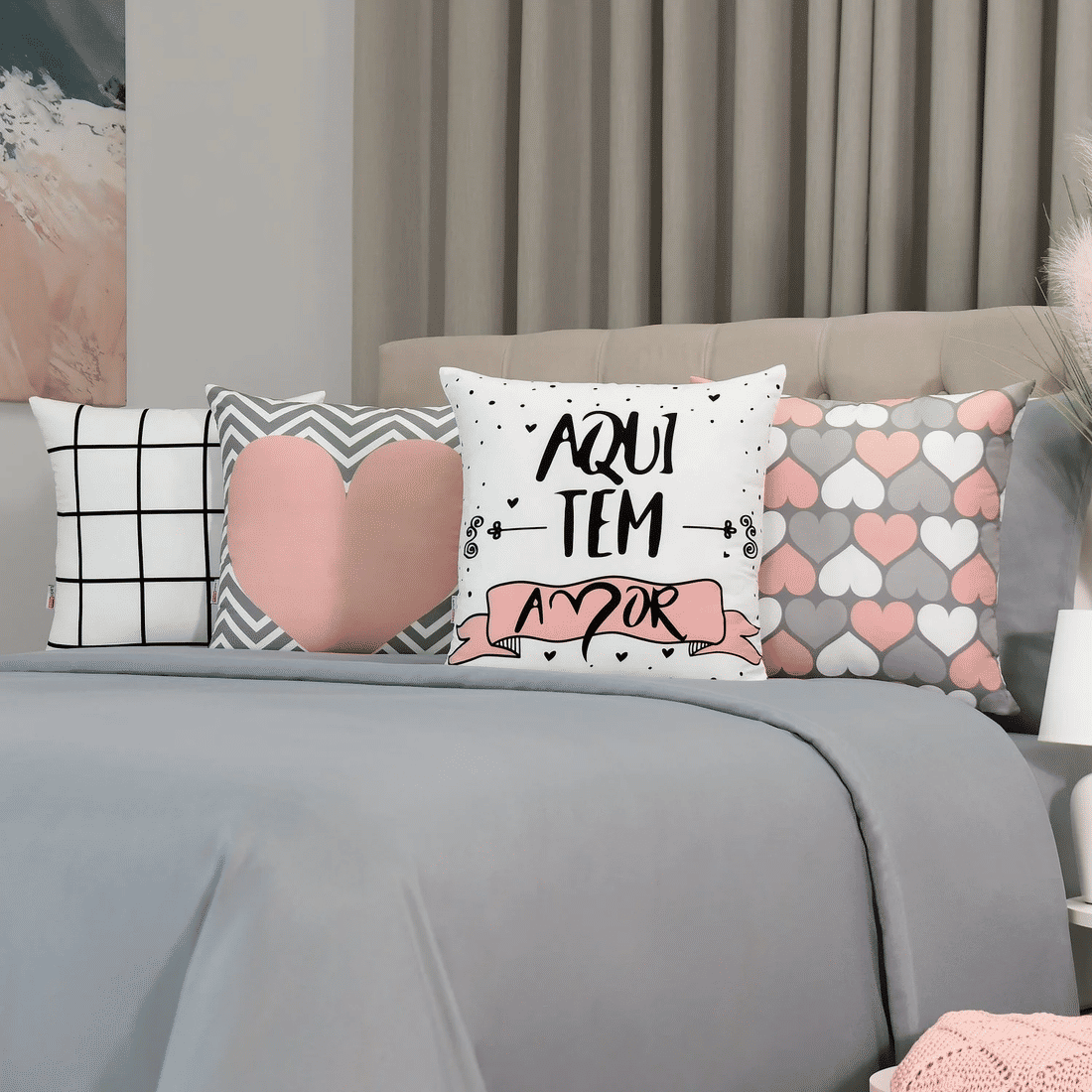 Kit: 4 Capas de Almofada Decorativas Aqui Tem Amor Kit: 4 Capas de Almofada Decorativas Aqui Tem Amor