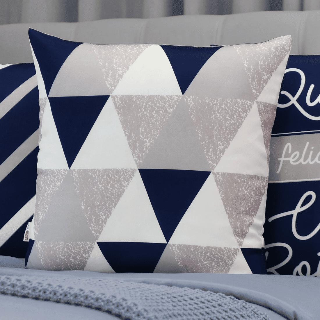 Kit: 4 Capas de Almofada Decorativas Felicidade Vire Rotina Kit: 4 Capas de Almofada Decorativas Felicidade Vire Rotina