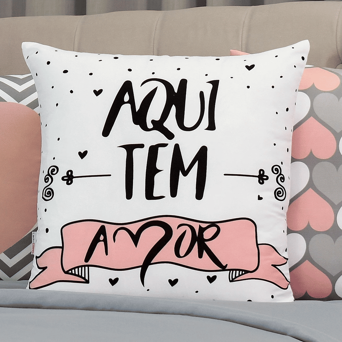 Kit: 4 Capas de Almofada Decorativas Aqui Tem Amor Kit: 4 Capas de Almofada Decorativas Aqui Tem Amor