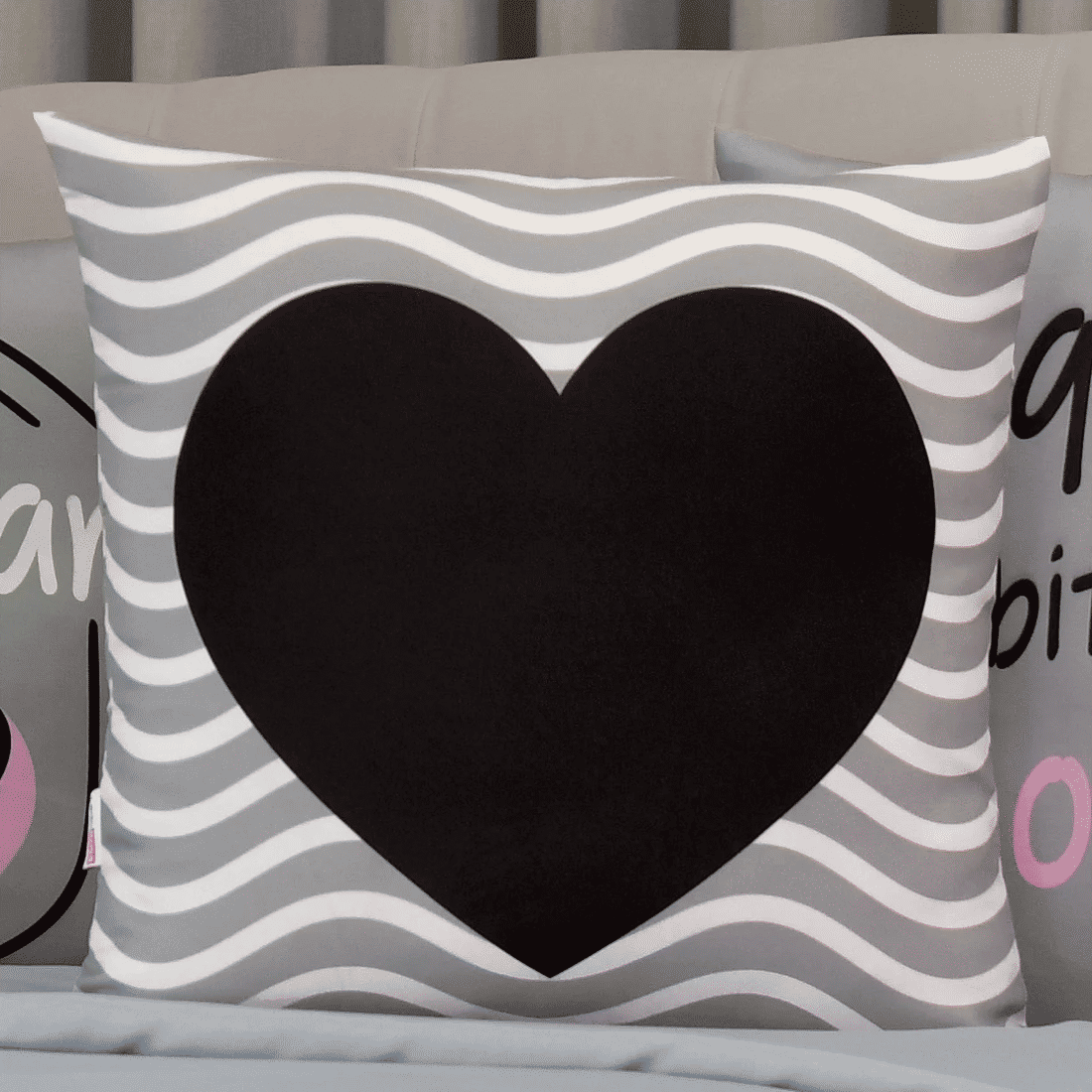 Kit: 4 Capas de Almofada Decorativas Amor Nosso Lar Cinza Kit: 4 Capas de Almofada Decorativas Amor Nosso Lar Cinza