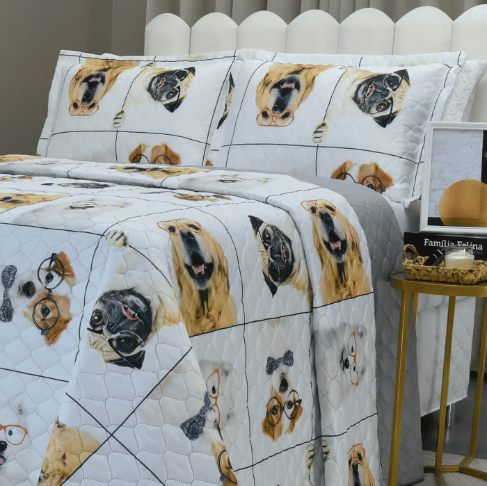 Kit: 1 Cobre-leito Bouti de Microfibra Ultrasonic Estampada + Porta-Travesseiros - Dogs Kit: 1 Cobre-leito Bouti de Microfibra Ultrasonic Estampada + Porta-Travesseiros - Dogs