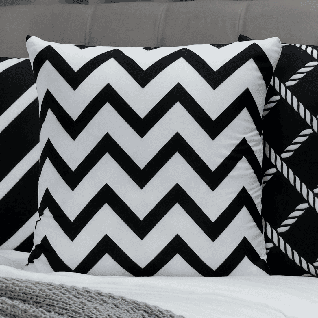 Kit: 4 Capas de Almofada Decorativas Serit Preto e Branco Kit: 4 Capas de Almofada Decorativas Serit Preto e Branco