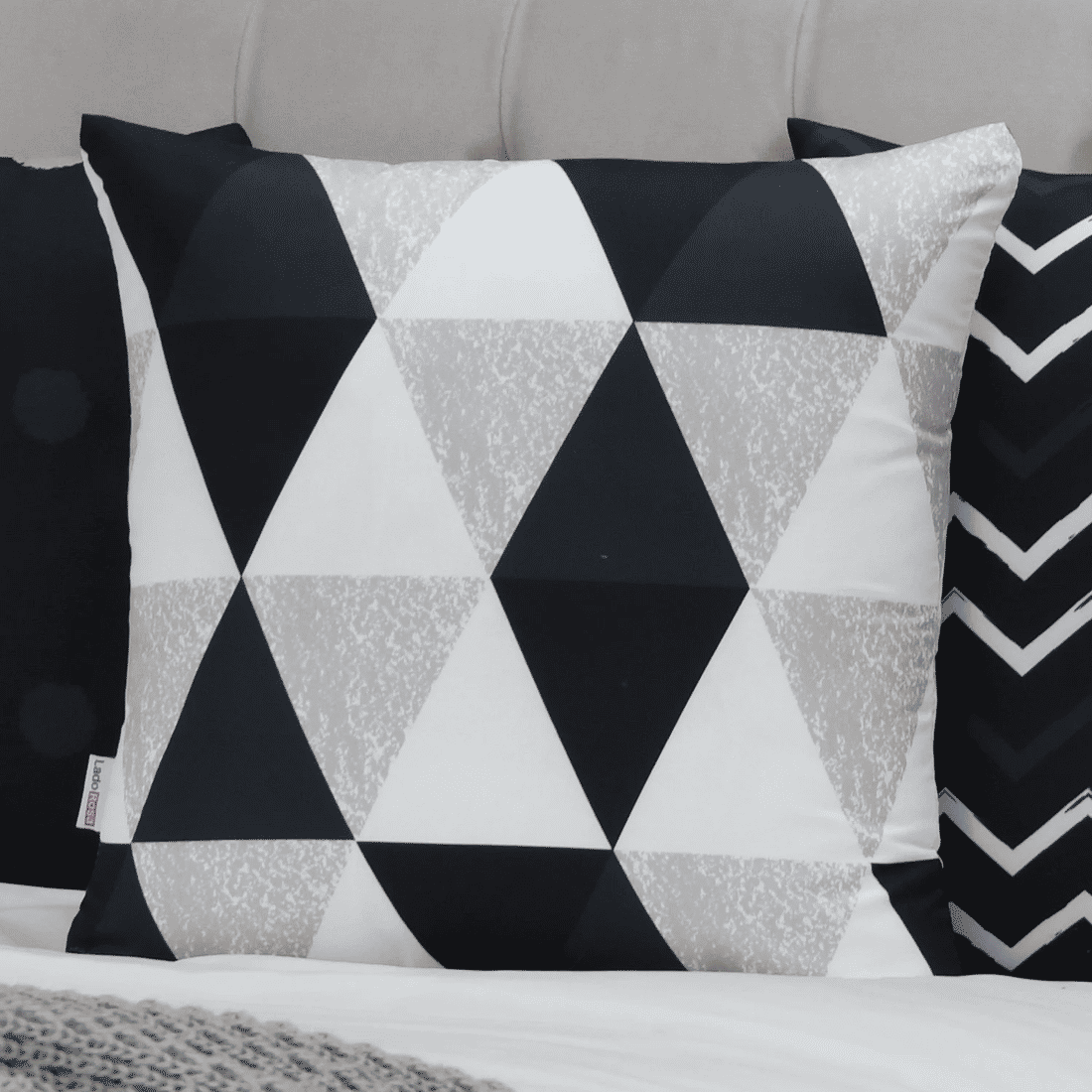 Kit: 4 Capas de Almofada Decorativas Glamour Black Kit: 4 Capas de Almofada Decorativas Glamour Black