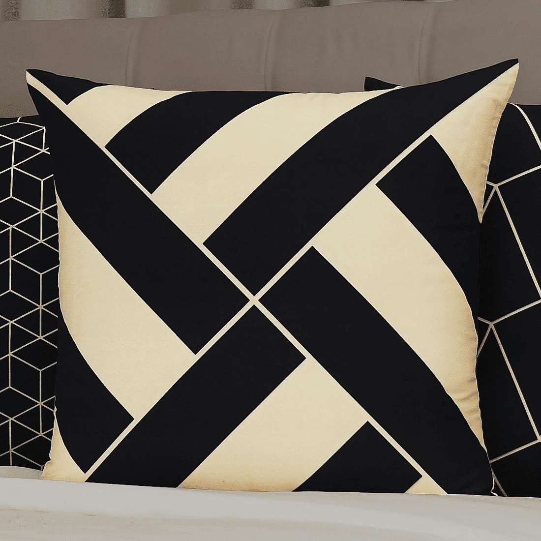 Kit: 4 Capas de Almofada Decorativas Geométrica Black Gilt 