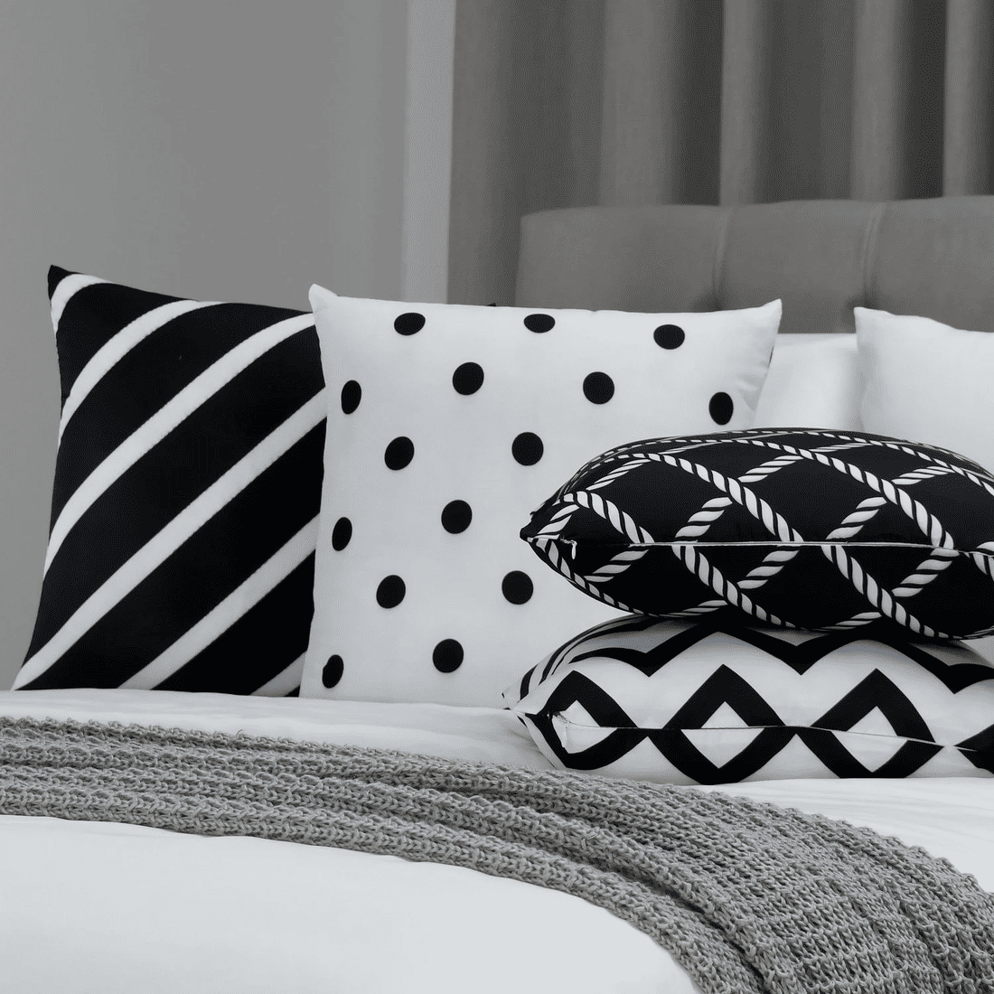 Kit: 4 Capas de Almofada Decorativas Serit Preto e Branco Kit: 4 Capas de Almofada Decorativas Serit Preto e Branco