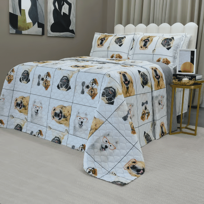 Kit: 1 Cobre-leito Bouti de Microfibra Ultrasonic Estampada + Porta-Travesseiros - Dogs Kit: 1 Cobre-leito Bouti de Microfibra Ultrasonic Estampada + Porta-Travesseiros - Dogs