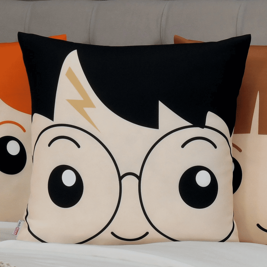 Kit: 4 Capas de Almofada Decorativas Divertidas Estaçao Kings Cross Kit: 4 Capas de Almofada Decorativas Divertidas Estaçao Kings Cross