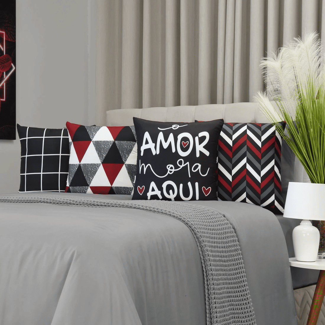 Kit: 4 Capas de Almofada Decorativas o Amor Mora Aqui 