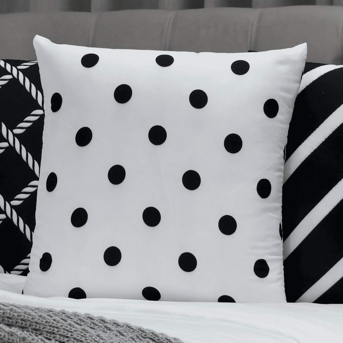 Kit: 4 Capas de Almofada Decorativas Serit Preto e Branco Kit: 4 Capas de Almofada Decorativas Serit Preto e Branco