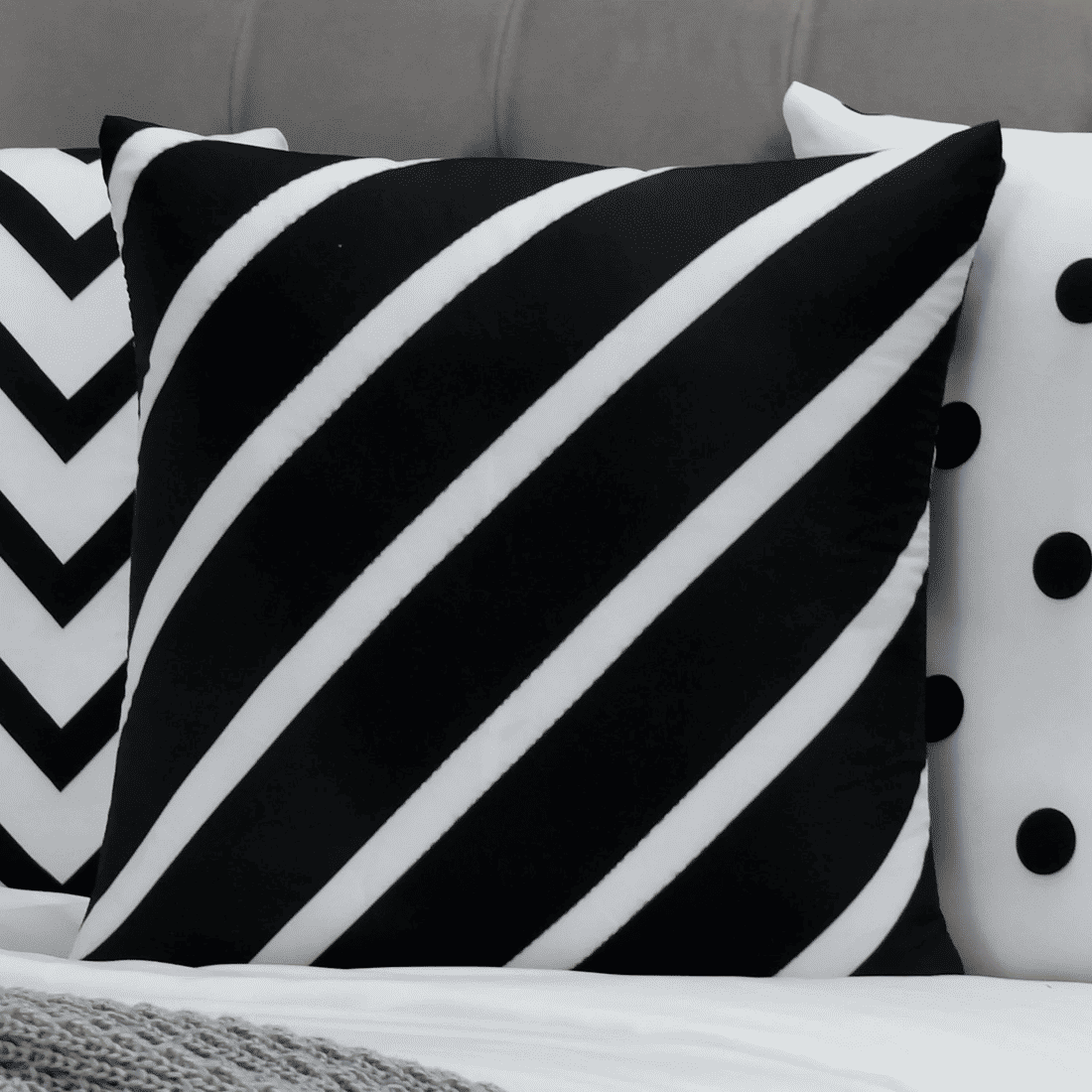 Kit: 4 Capas de Almofada Decorativas Serit Preto e Branco Kit: 4 Capas de Almofada Decorativas Serit Preto e Branco