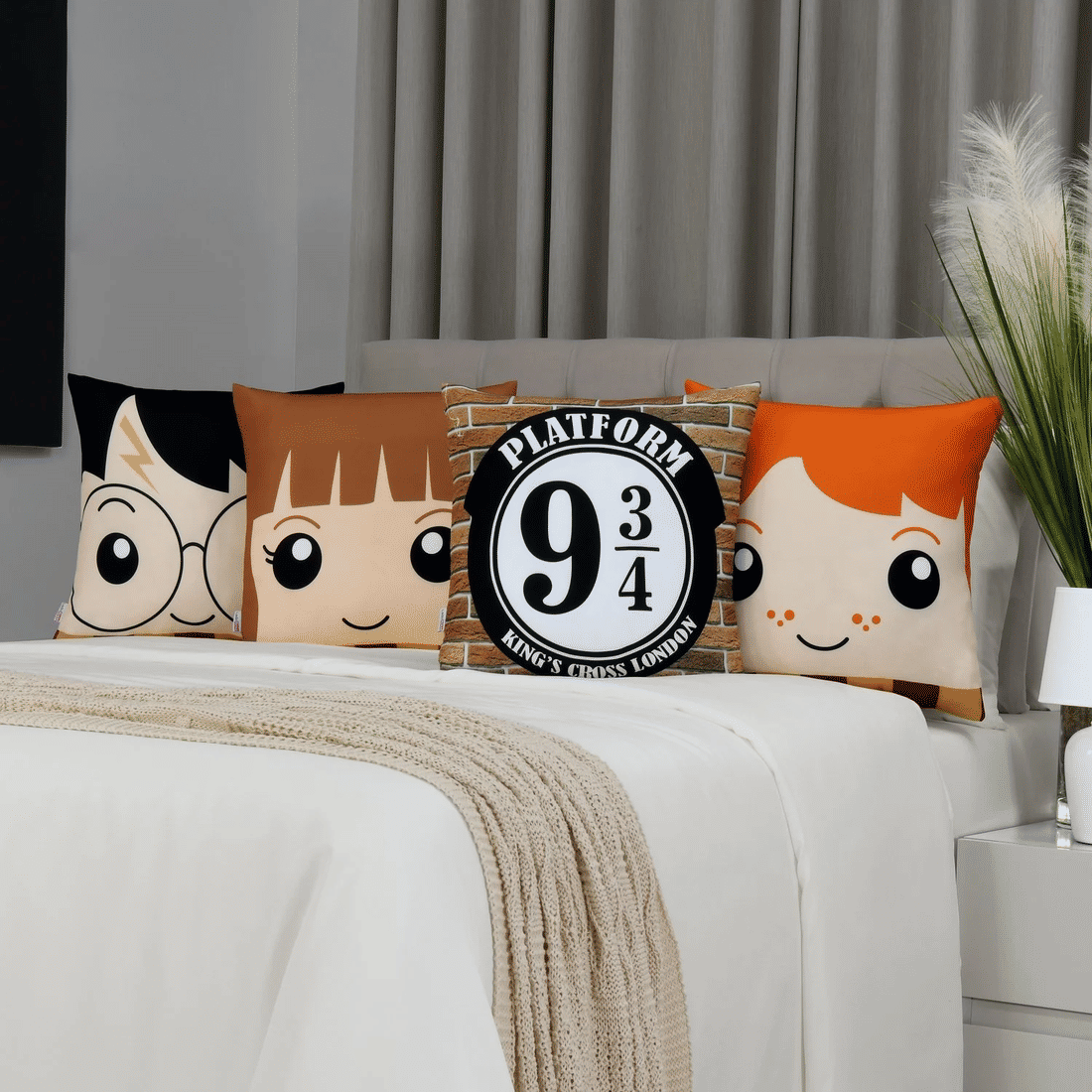 Kit: 4 Capas de Almofada Decorativas Divertidas Estaçao Kings Cross Kit: 4 Capas de Almofada Decorativas Divertidas Estaçao Kings Cross