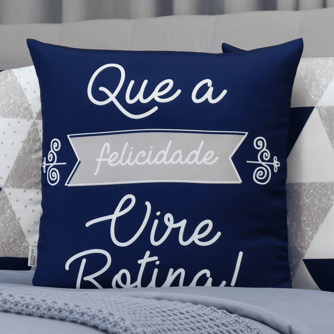 Kit: 4 Capas de Almofada Decorativas Felicidade Vire Rotina Kit: 4 Capas de Almofada Decorativas Felicidade Vire Rotina