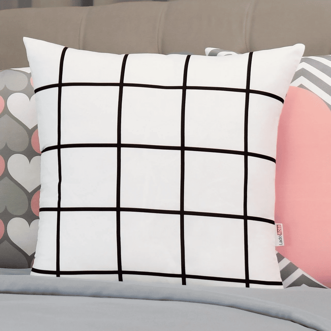 Kit: 4 Capas de Almofada Decorativas Aqui Tem Amor Kit: 4 Capas de Almofada Decorativas Aqui Tem Amor