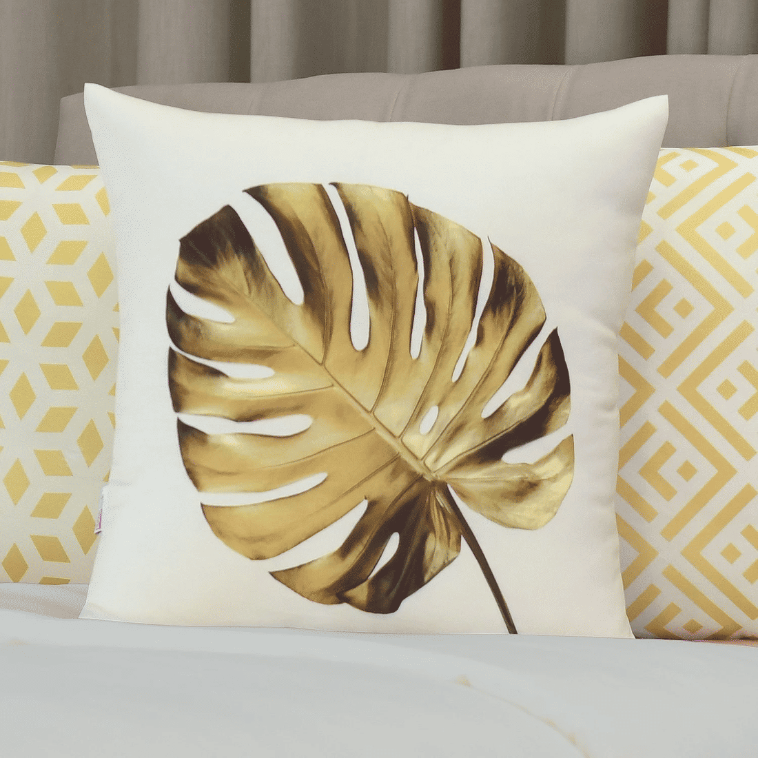 Kit: 4 Capas de Almofada Decorativas Floral Mili Dourado