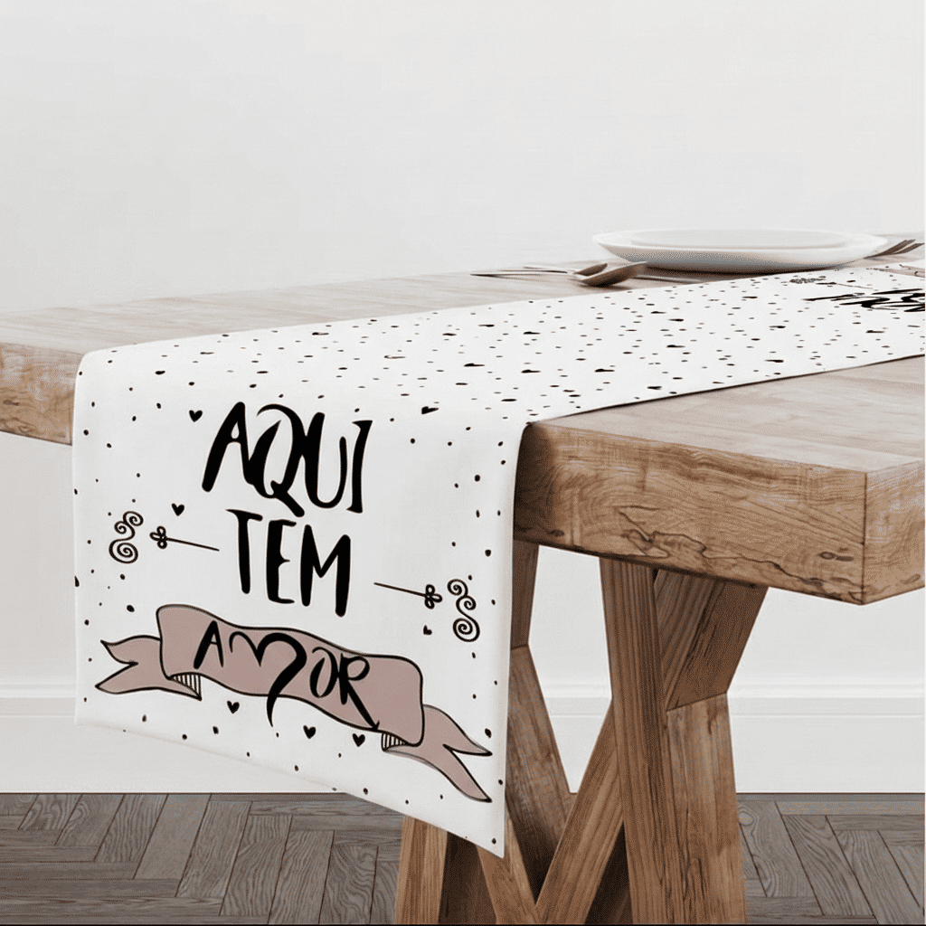 Trilho de Mesa Caminho de Mesa Aqui Tem Amor - 50x140cm - Trilho de Mesa Caminho de Mesa Aqui Tem Amor - 50x140cm -