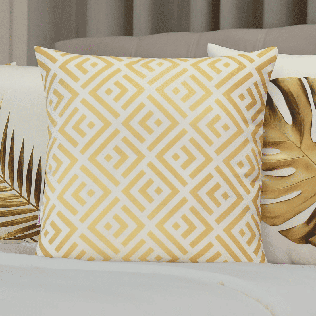 Kit: 4 Capas de Almofada Decorativas Floral Mili Dourado