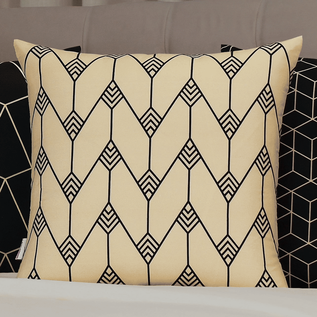 Kit: 4 Capas de Almofada Decorativas Geométrica Black Gilt 