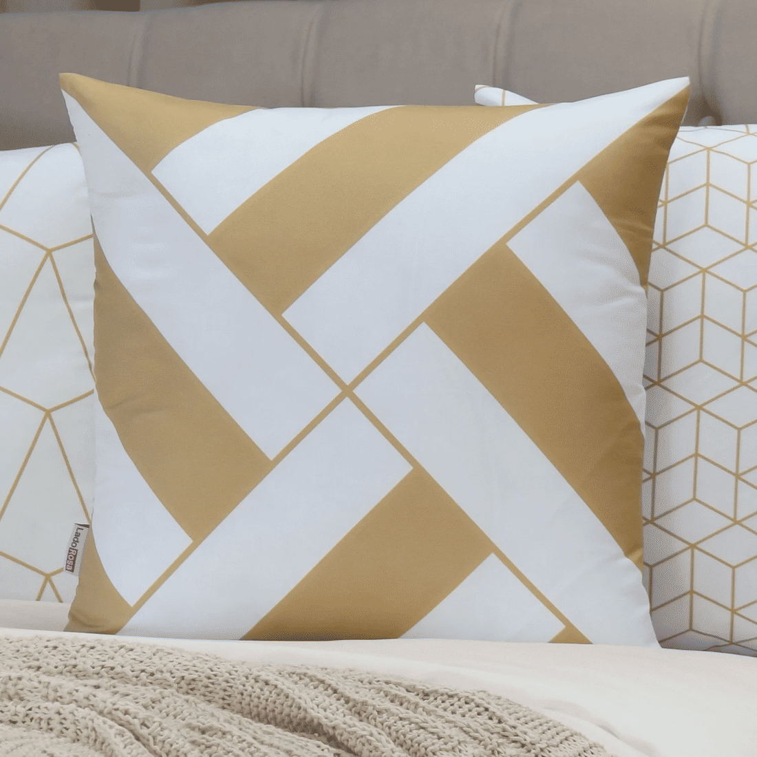 Kit: 4 Capas de Almofada Decorativas Geométrica Gilt