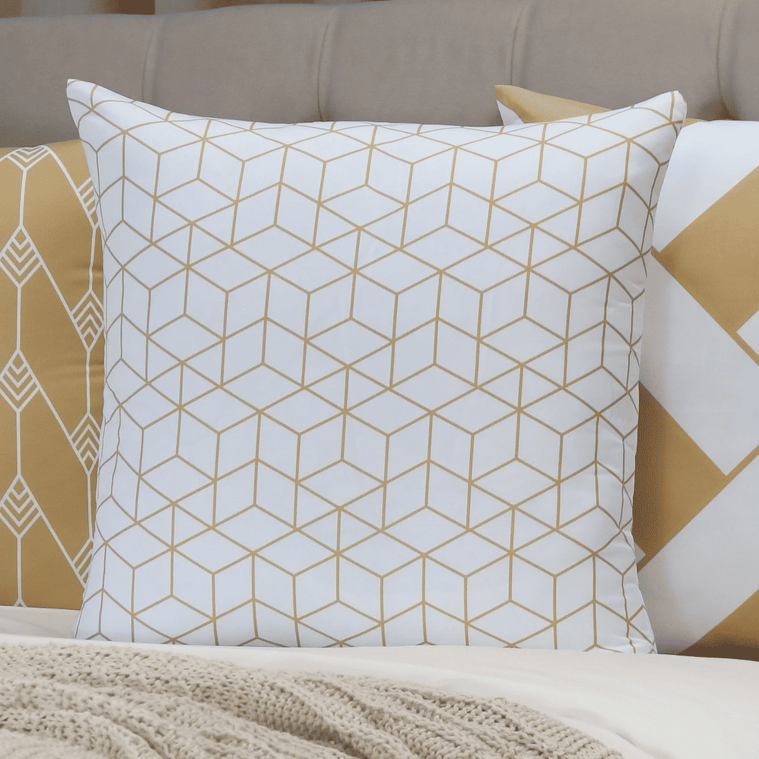 Kit: 4 Capas de Almofada Decorativas Geométrica Gilt