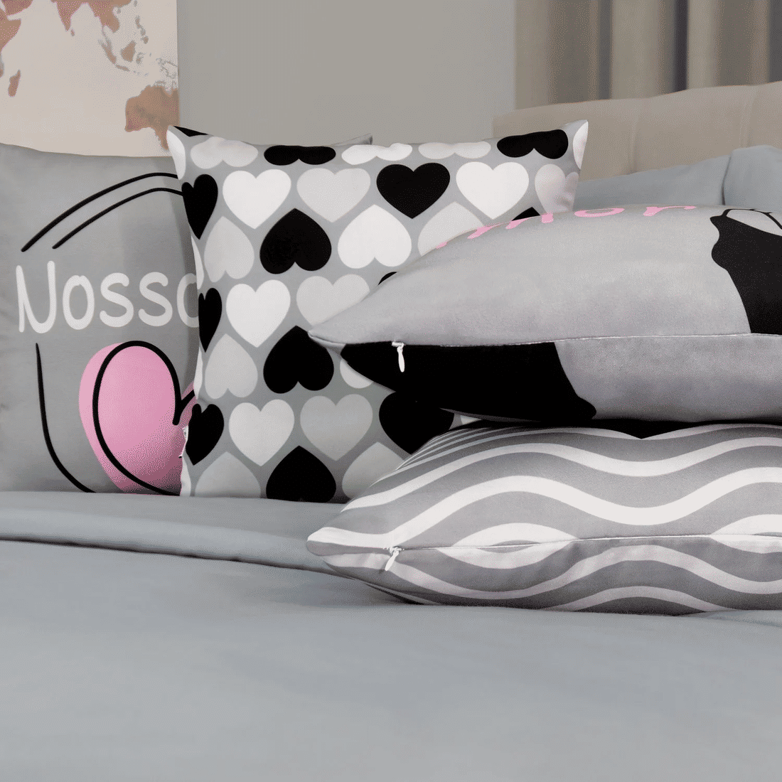 Kit: 4 Capas de Almofada Decorativas Amor Nosso Lar Cinza Kit: 4 Capas de Almofada Decorativas Amor Nosso Lar Cinza