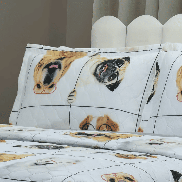 Kit: 1 Cobre-leito Bouti de Microfibra Ultrasonic Estampada + Porta-Travesseiros - Dogs Kit: 1 Cobre-leito Bouti de Microfibra Ultrasonic Estampada + Porta-Travesseiros - Dogs