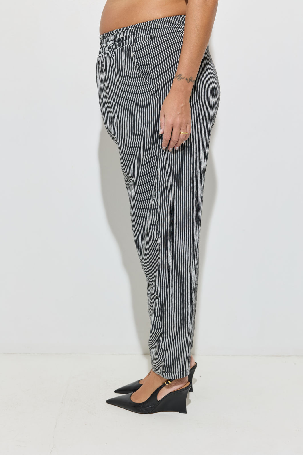 Calça Cenoura Listrada Preta