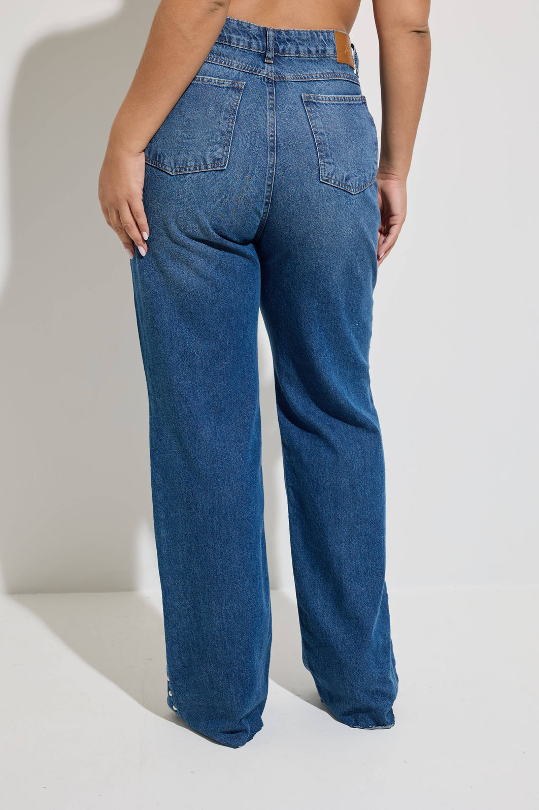 Calça Jeans Wide Plus Size Com Tachas Shai Calça Jeans Wide Plus Size Com Tachas Shai