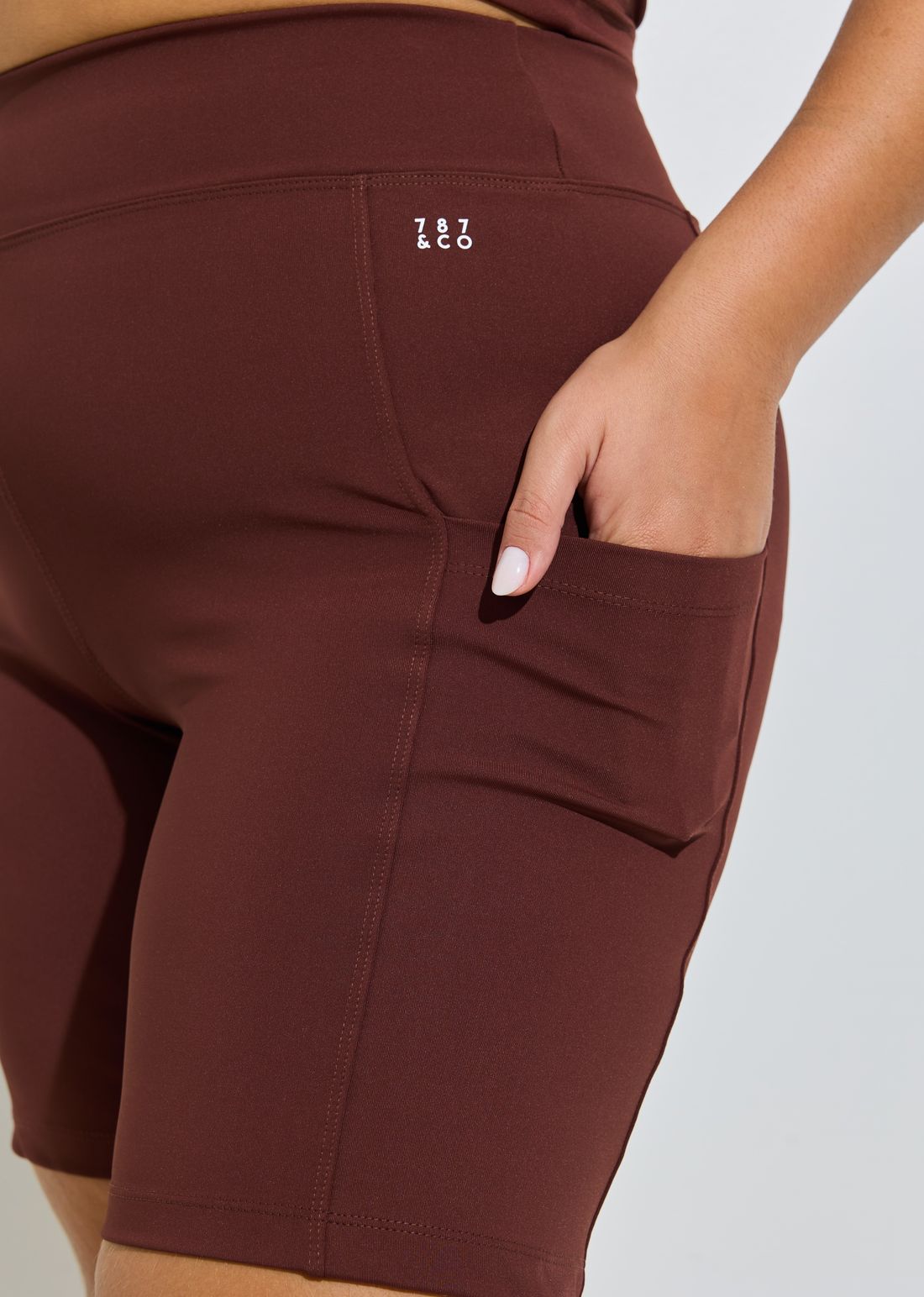 Bermuda Fitness Plus Size com Bolso Mocha Bermuda Fitness Plus Size com Bolso Mocha