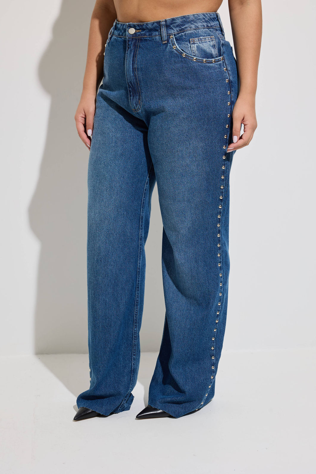 Calça Jeans Wide Plus Size Com Tachas Shai Calça Jeans Wide Plus Size Com Tachas Shai