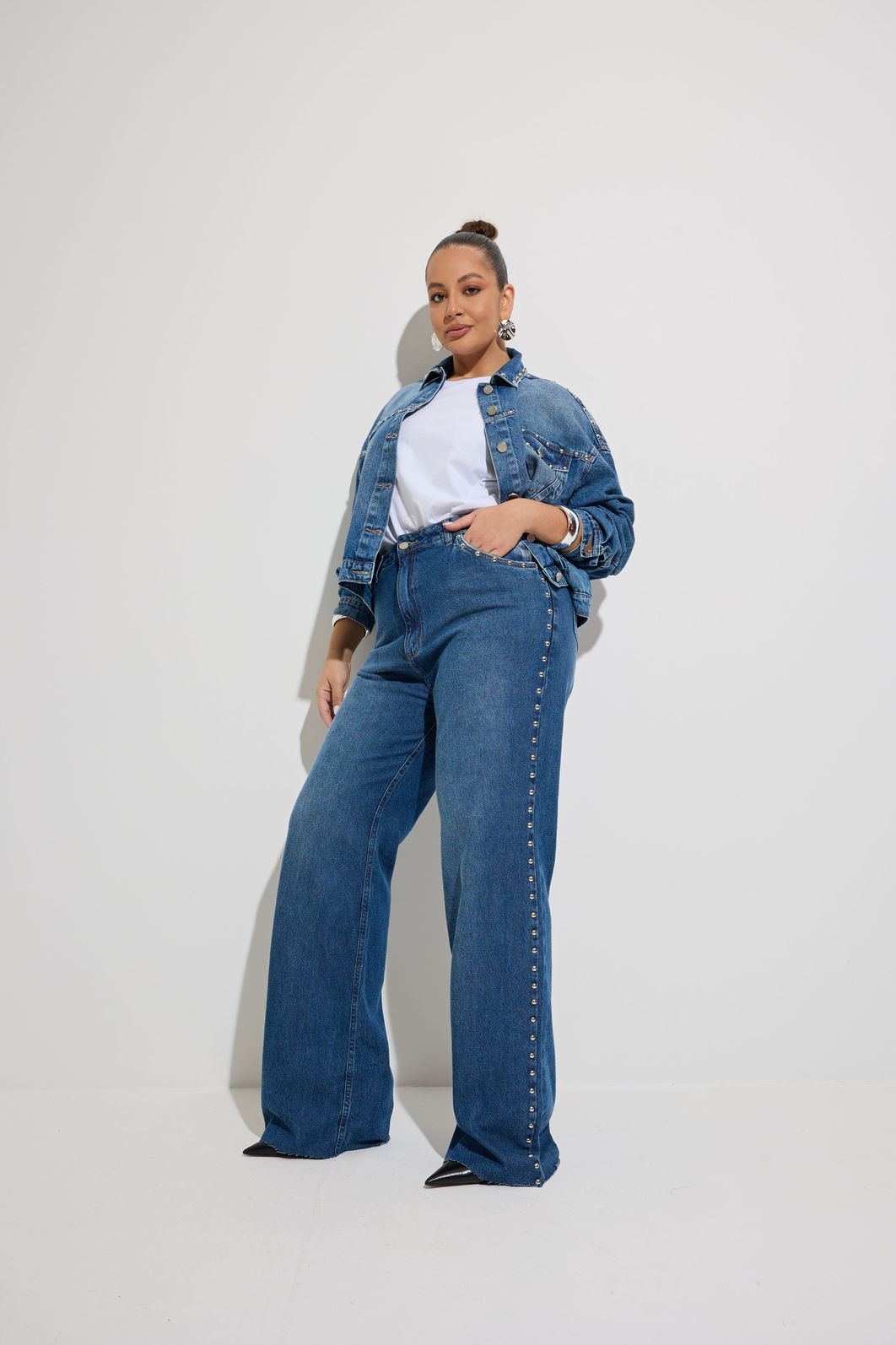 Calça Jeans Wide Plus Size Com Tachas Shai Calça Jeans Wide Plus Size Com Tachas Shai