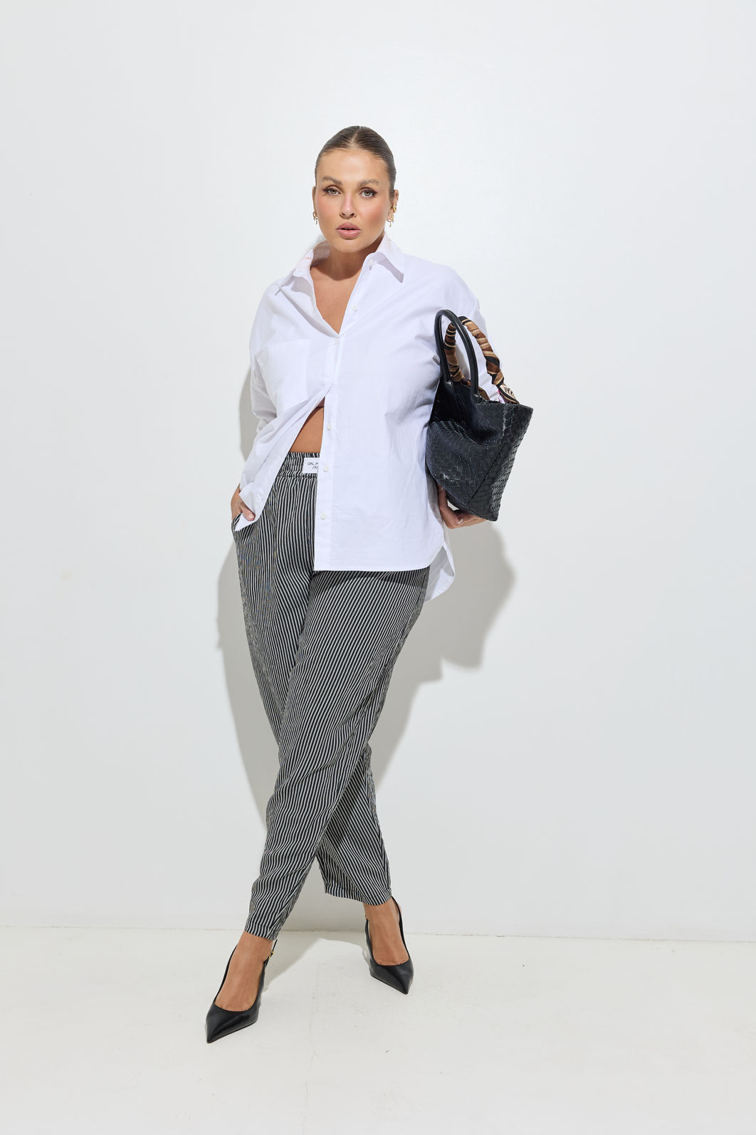 Calça Cenoura Listrada Preta