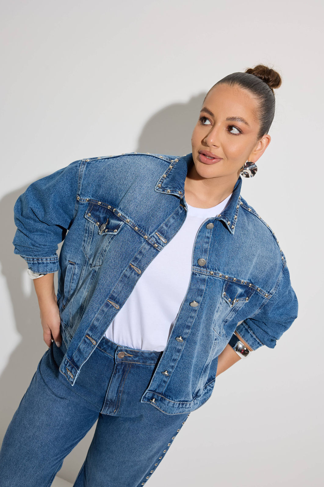 Jaqueta Jeans Com Tachas Shai Jaqueta Jeans Com Tachas Shai