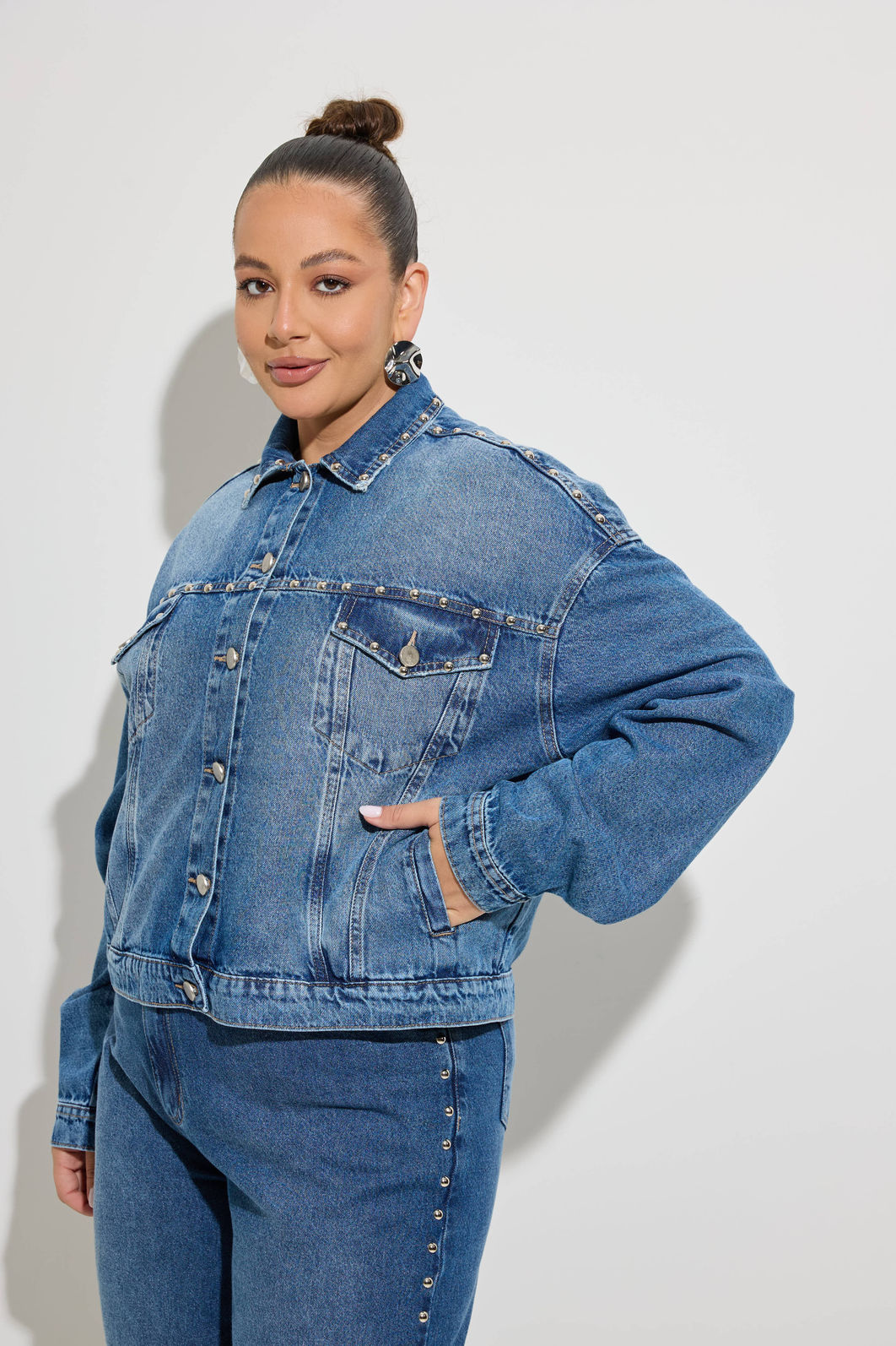 Jaqueta Jeans Com Tachas Shai Jaqueta Jeans Com Tachas Shai