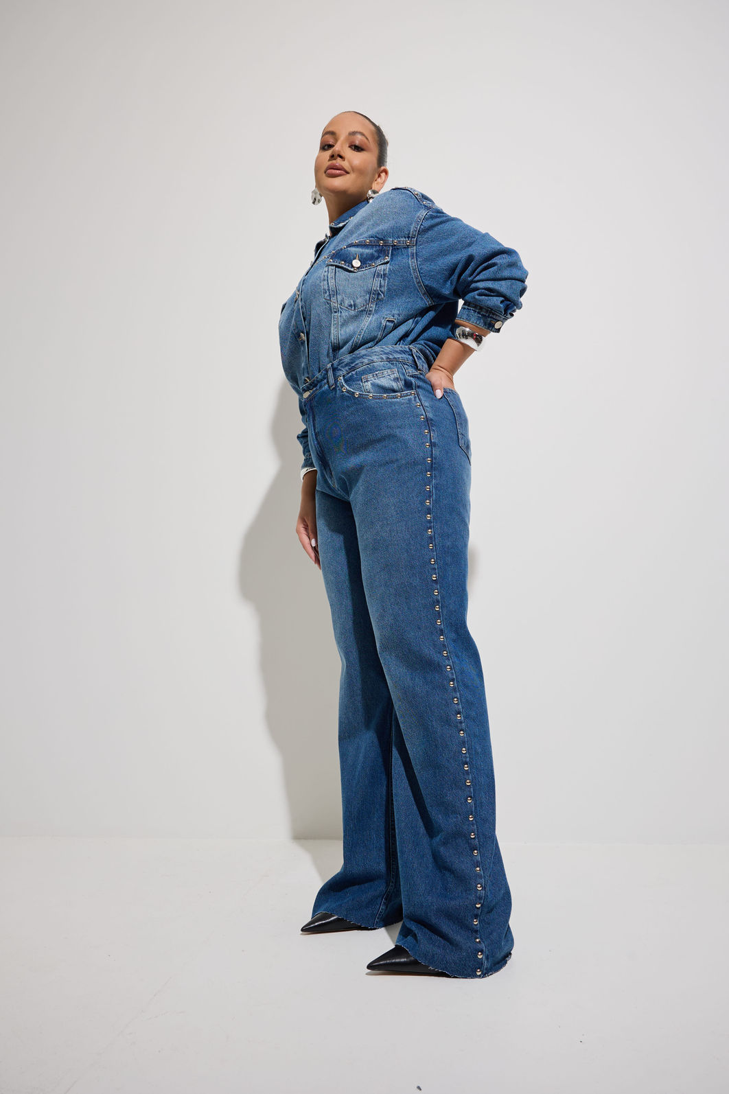 Calça Jeans Wide Plus Size Com Tachas Shai Calça Jeans Wide Plus Size Com Tachas Shai