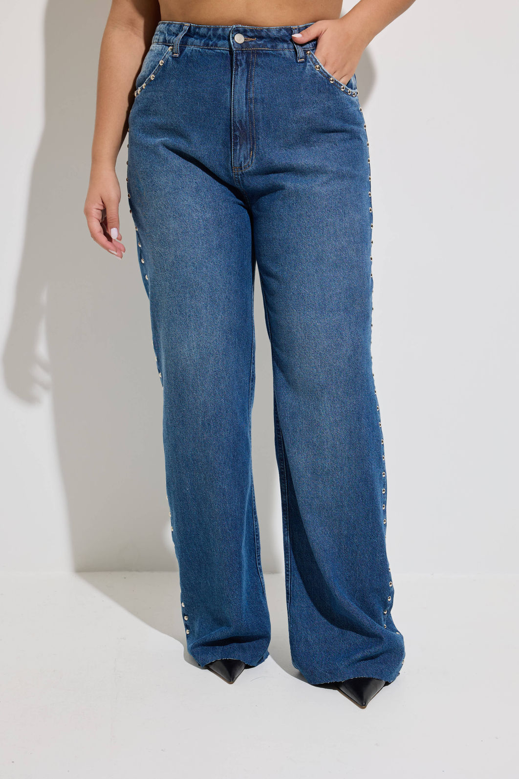 Calça Jeans Wide Plus Size Com Tachas Shai Calça Jeans Wide Plus Size Com Tachas Shai