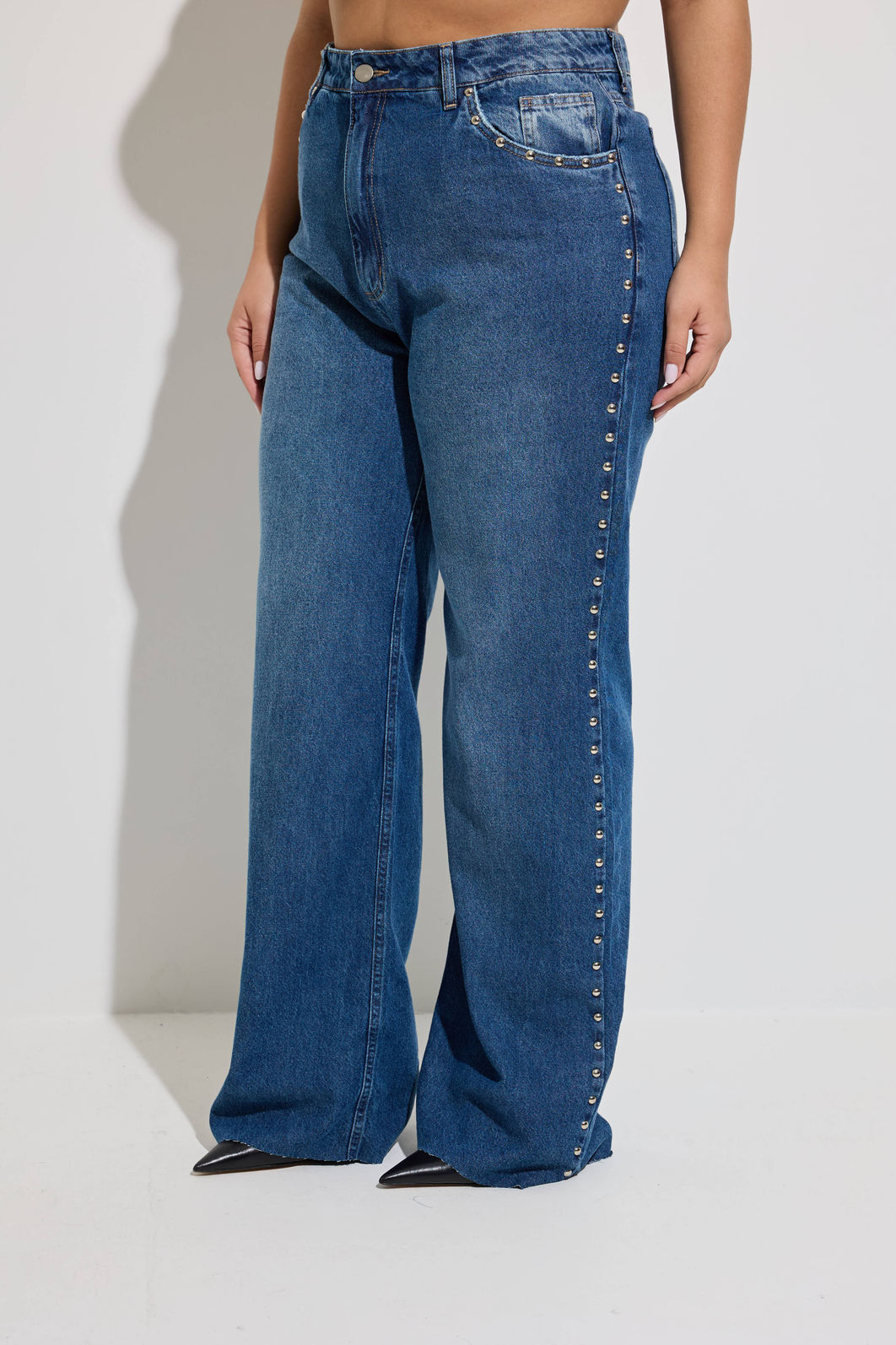 Calça Jeans Wide Plus Size Com Tachas Shai Calça Jeans Wide Plus Size Com Tachas Shai