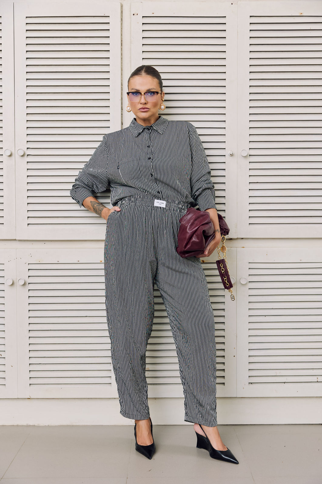 Calça Cenoura Listrada Preta