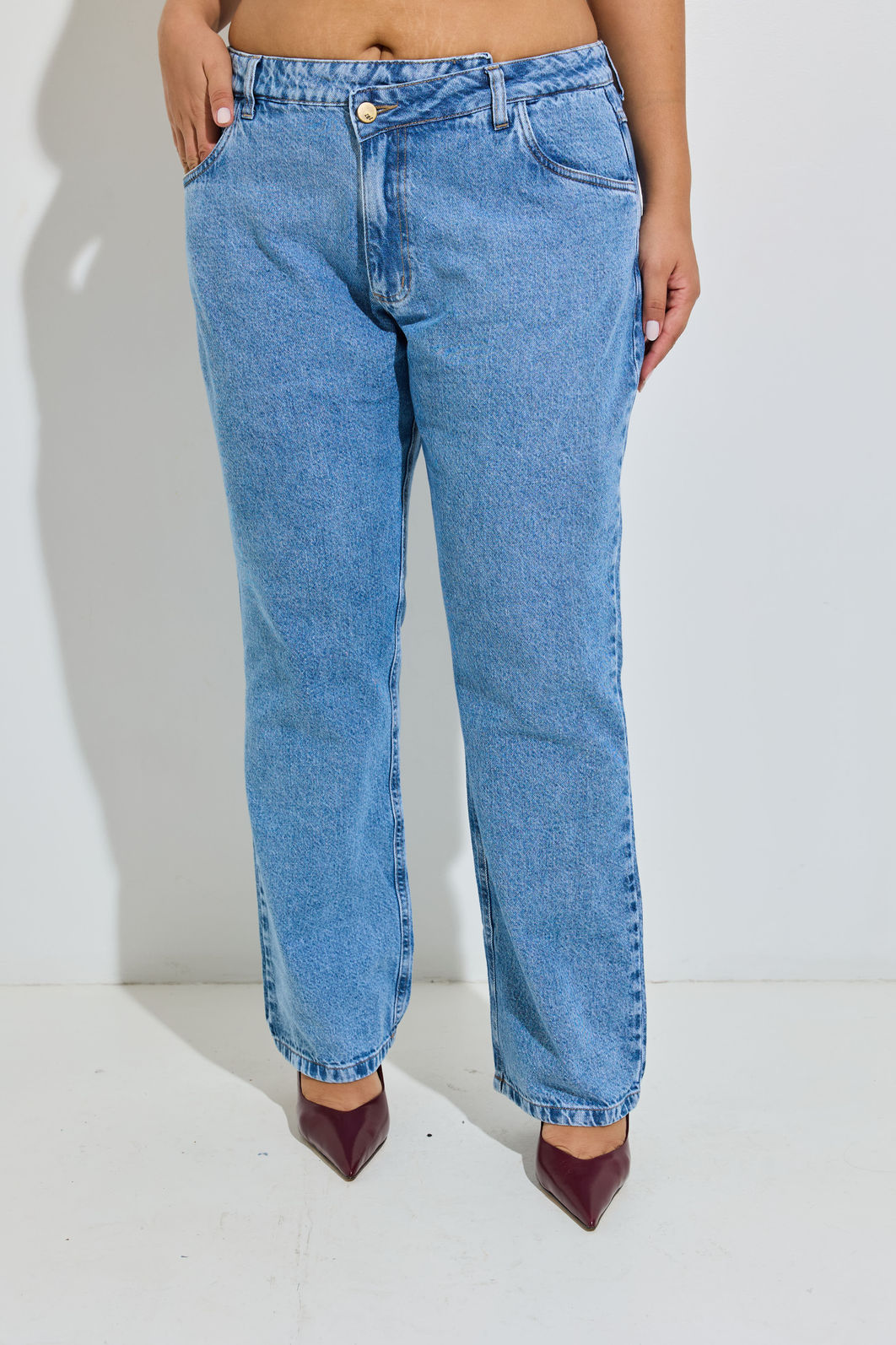 Calça Jeans Cintura Cruzada Plus Size Vick Calça Jeans Cintura Cruzada Plus Size Vick