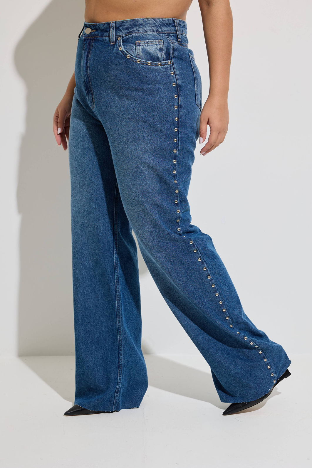 Calça Jeans Wide Plus Size Com Tachas Shai Calça Jeans Wide Plus Size Com Tachas Shai