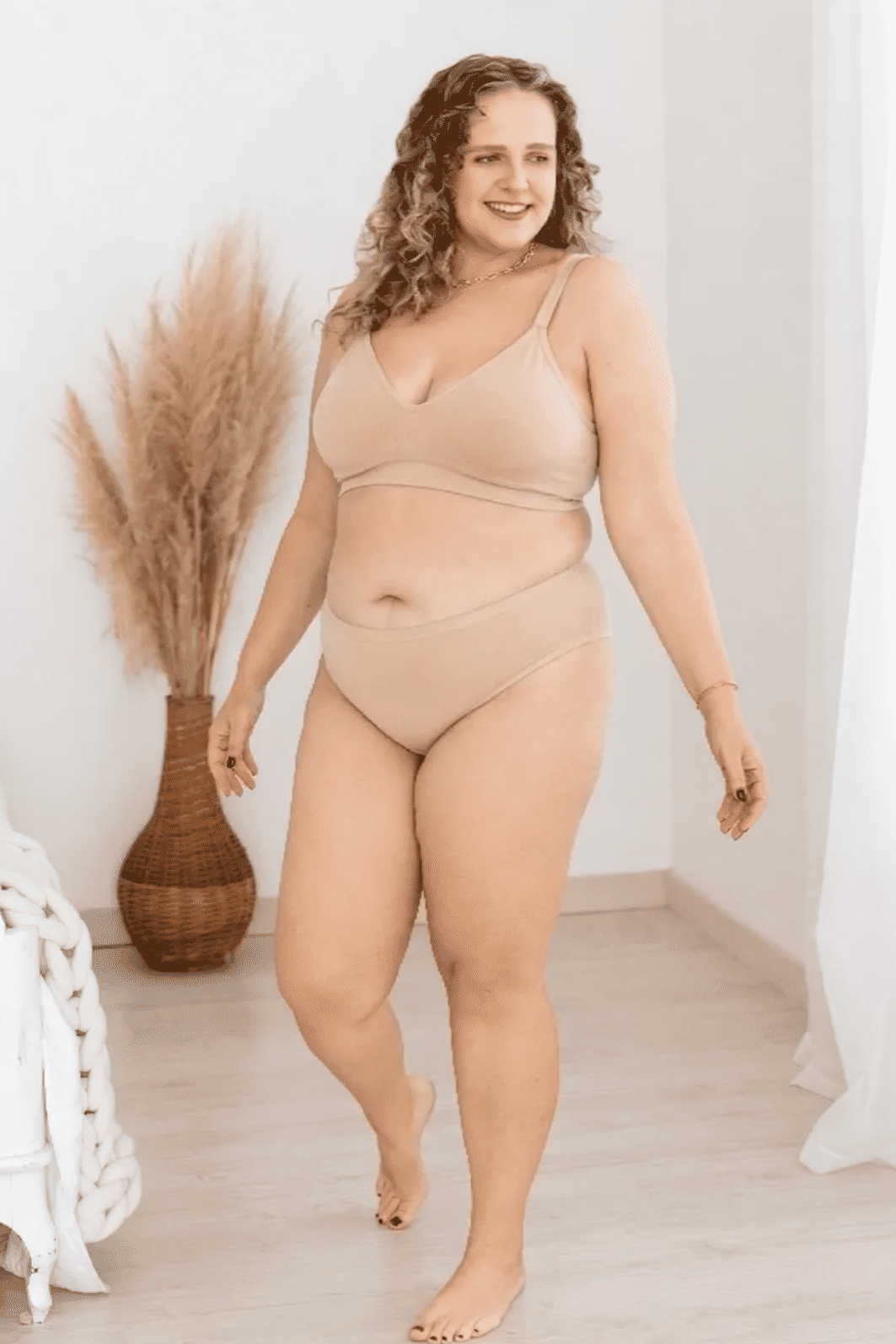 Calcinha Pós Parto Tanga Sem Costura Leve Compressão Plus Size - Bege Calcinha Pós Parto Tanga Sem Costura Leve Compressão Plus Size - Bege