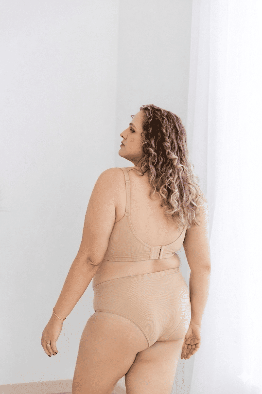 Calcinha Pós Parto Tanga Sem Costura Leve Compressão Plus Size - Bege Calcinha Pós Parto Tanga Sem Costura Leve Compressão Plus Size - Bege