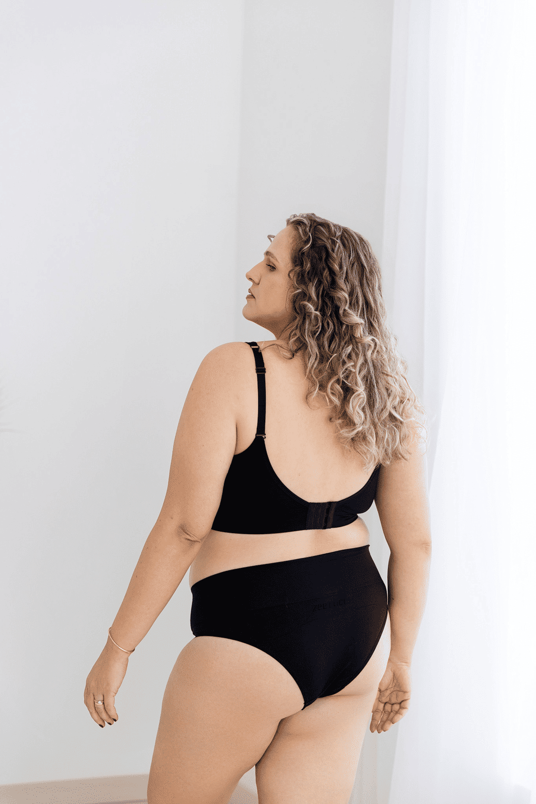 Calcinha Pós Parto Tanga Sem Costura Leve Compressão Plus Size - Preta Calcinha Pós Parto Tanga Sem Costura Leve Compressão Plus Size - Preta